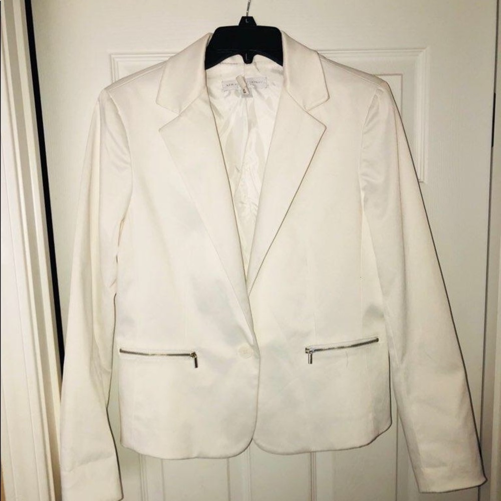 Clean White Blazer with Zipper Pockets